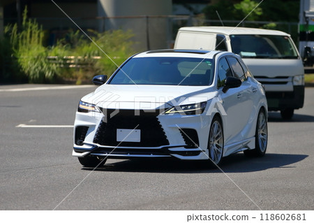 白色轎車形象 118602681