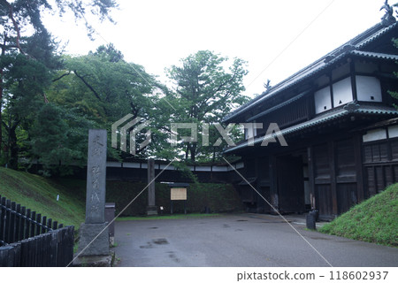 Hirosaki Castle's Sugino Ohashi Bridge on a rainy day 118602937