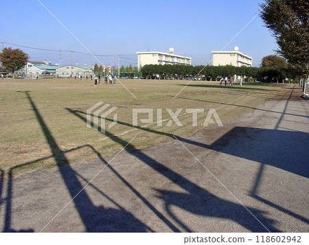The long school building (2010.11.7) was in the background of the picture. Memories are captured in the graduation album. 118602942