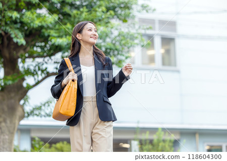 微笑的女商人通勤 118604300