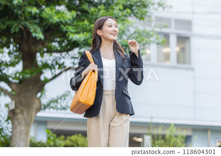 微笑的女商人通勤 118604301