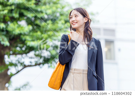 微笑的女商人通勤 118604302