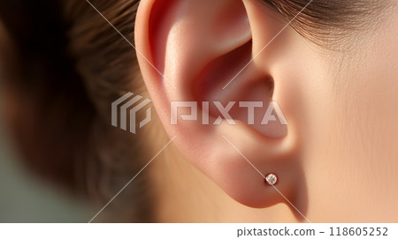 戴簡單耳環的女人耳朵特寫 戴簡單耳環的女人耳朵特寫 118605252