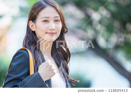 女商人通勤拳頭姿勢 女商人通勤拳頭姿勢 118605415