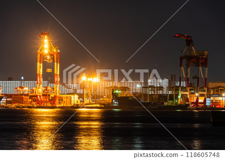 Oi Container Terminal night view Oi Container Terminal night view 118605748