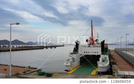 Spring evening: Ships arriving and departing from Sunport Takamatsu at Takamatsu Port (Takamatsu City, Kagawa Prefecture) Spring evening: Ships arriving and departing from Sunport Takamatsu at Takamatsu Port (Takamatsu City, Kagawa Prefecture) 118606050
