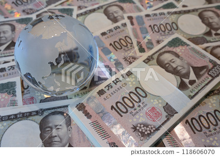 大量新版萬日元紙幣和玻璃地球儀 118606070