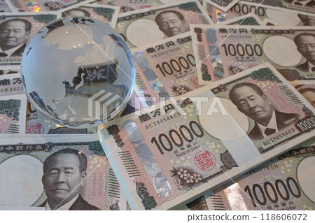大量新版萬日元紙幣和玻璃地球儀 118606072