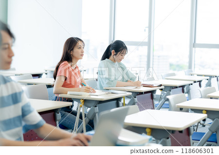 女大學生在教室上課攝影合作：電波學園教育法人、東京電子專校 118606301