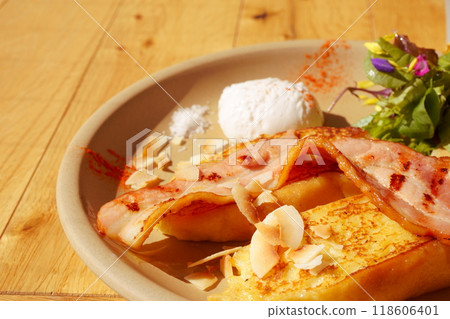 Bacon, bread and salad on a plate Bacon, bread and salad on a plate 118606401
