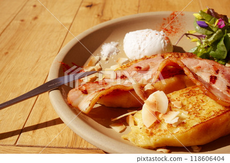 Bacon, French toast and salad 118606404