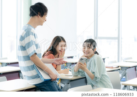 大學生在課堂上與同學交談攝影合作：電波學園教育法人、東京電子專門學校 118606933