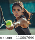 一個女人用網球打網球 118607690