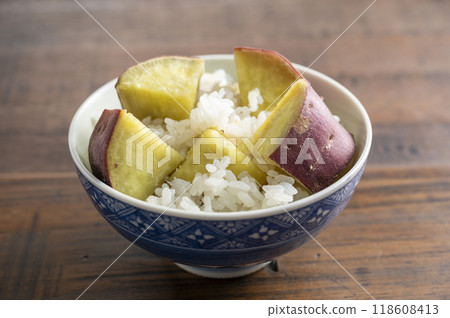 Delicious sweet potato rice 118608413