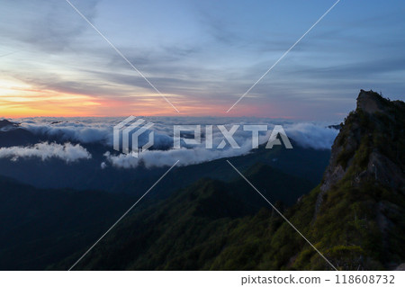 Sunrise from the top of Mt. Ishizuchi before dawn 118608732