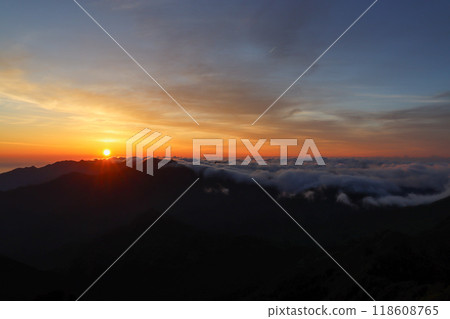 從石鎚山頂看日出 從石鎚山頂看日出 118608765