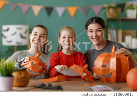 Happy family preparing for Halloween. 118609013