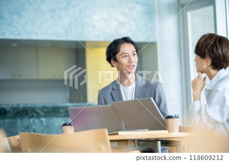 Businessmen in a meeting, Office workers talking 118609212