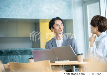Businessmen in a meeting, Office workers talking Businessmen in a meeting, Office workers talking 118609213