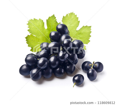 Sweet grapes on white backgrounds Sweet grapes on white backgrounds 118609812