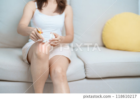 Arthritis and Muscle Pain Relief Cream concept. woman having knee ache and muscle pain due to Runners Knee or Patellofemoral Pain Syndrome, osteoarthritis, rheumatism and Patellar Tendinitis 118610217