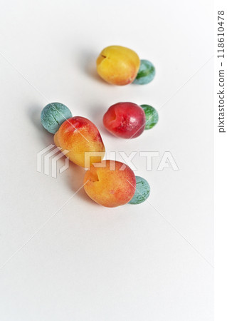 Reddish fruit of the dogwood (autumn, September) 118610478