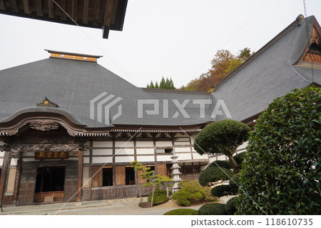The Soshu Hodokyozan Genshinji Temple is a large temple that stands on the mountain side of National Route 19. It is in a quiet environment and the carvings of the temple are wonderful. The Soshu Hodokyozan Genshinji Temple is a large temple that stands on the mountain side of National Route 19. It is in a quiet environment and the carvings of the temple are wonderful. 118610735