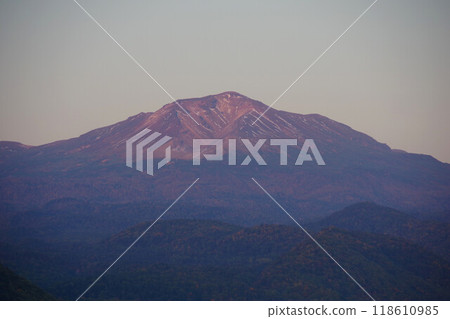 View of Mount Asahidake from Chubetu Dam in Higashikawa Town, Hokkaido 118610985