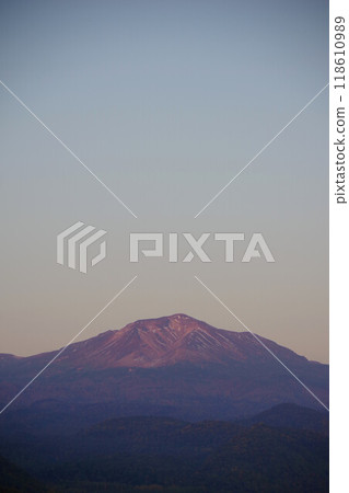 從北海道東川町忠實水庫眺望旭岳 118610989