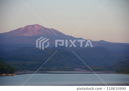 從北海道東川町忠實水庫眺望旭岳 118610990