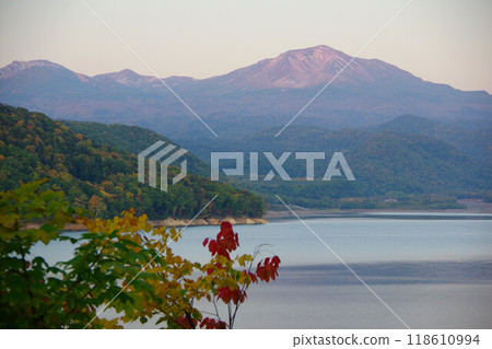 從北海道東川町忠實水庫眺望旭岳 從北海道東川町忠實水庫眺望旭岳 118610994