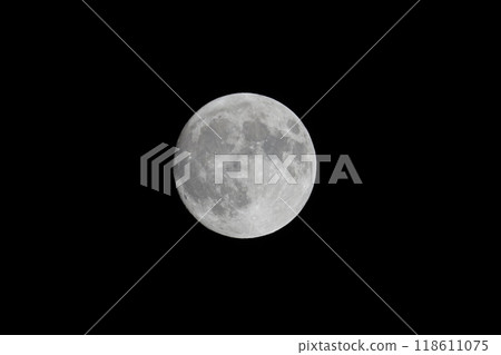 月亮漂浮在夜空中 月亮漂浮在夜空中 118611075