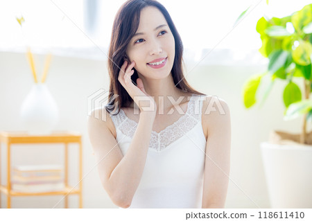 Beautiful woman  118611410