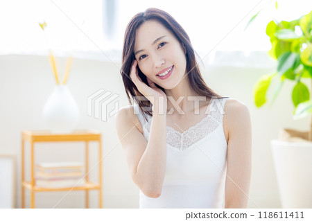 Beautiful woman  118611411