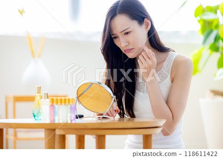 Young women, beauty image negative 118611422