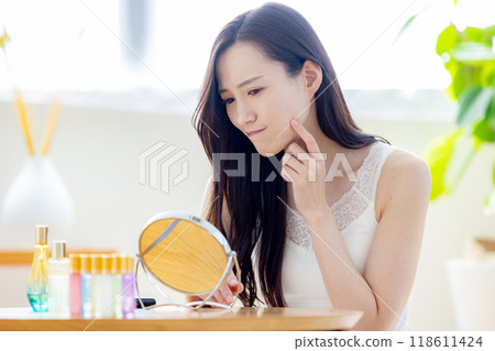 年輕女子，美麗形象負面 118611424
