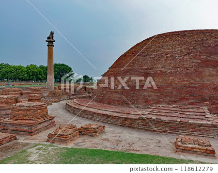 Lion statues of the Ashoka Pillar at the ruins of a monastery in Vaishali, one of the sacred Buddhist sites in India, a sacred place for the offering of honey to monkeys Lion statues of the Ashoka Pillar at the ruins of a monastery in Vaishali, one of the sacred Buddhist sites in India, a sacred place for the offering of honey to monkeys 118612279