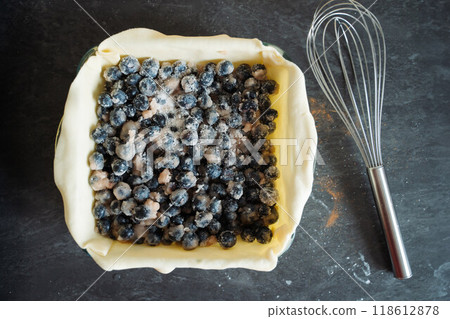 Cooking a blueberry, pie crust and filling with sugar and cinnamon before the oven 118612878