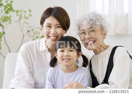 Three generation portrait living room Three generation portrait living room 118613021
