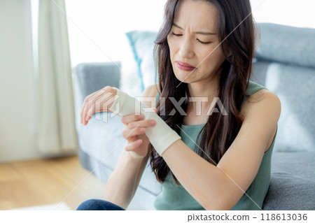 Woman with injured wrist Woman with injured wrist 118613036