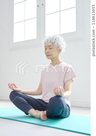 冥想瑜珈的資深女性 118613055