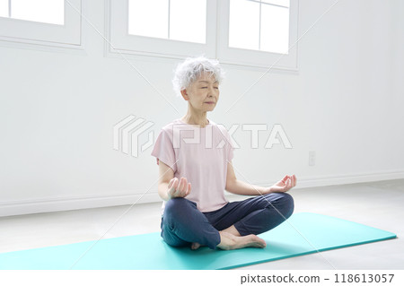 冥想瑜珈的資深女性 118613057