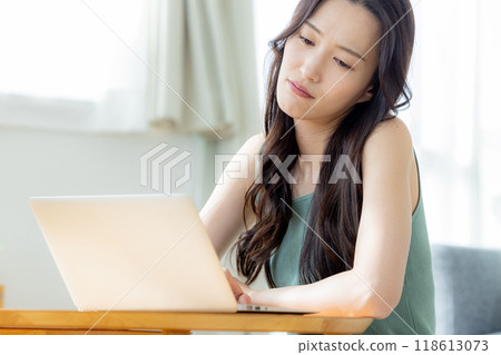 使用電腦的女人很擔心 118613073