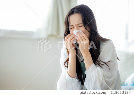 Hay fever woman tissue Hay fever woman tissue 118613124