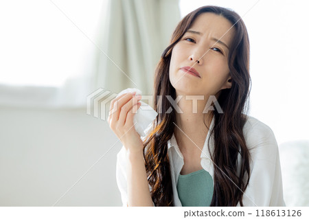 Hay fever woman tissue 118613126