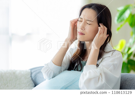 Headache women 118613129