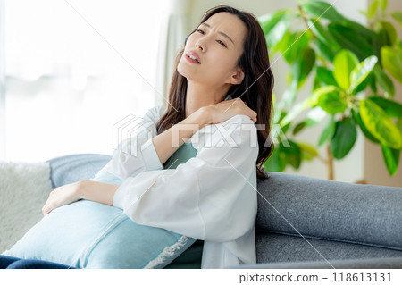 Stiff shoulder woman 118613131