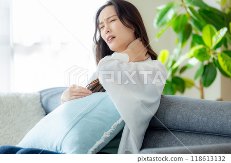 Stiff shoulder woman 118613132