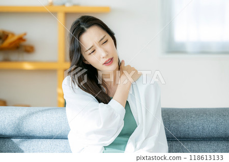 Stiff shoulder woman Stiff shoulder woman 118613133