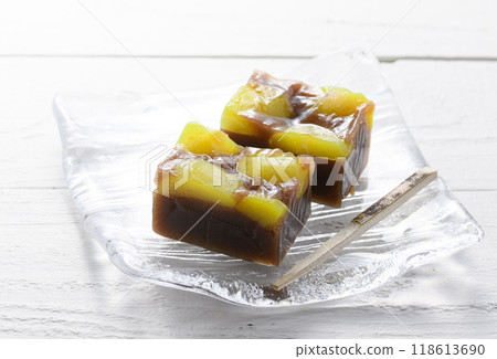 Yokan (steamed chestnut yokan) served on a glass plate 118613690